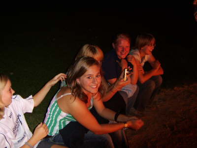 M�dels am Lagerfeuer